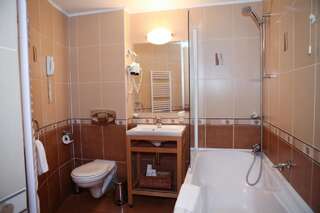 Отель Hotel Perperikon Кырджали Двухместный номер Делюкс с 1 кроватью и ванной-3